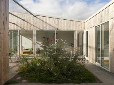 终于庭院宅 / Spacecraft Architects