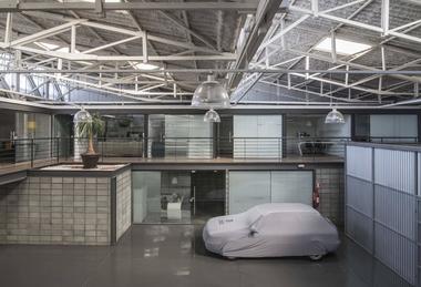 Galeria de Renovando galpões: 12 projetos brasileiros que se apropriam de estruturas industriais  - 33