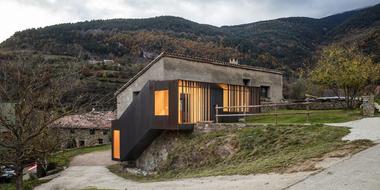 Escalera umbral / Comas-Pont arquitectes