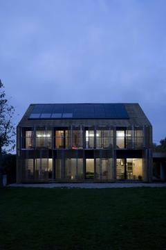 Gallery of Solar Panels in Residential Projects: Efficiency Without Compromising the Aesthetics  - 8