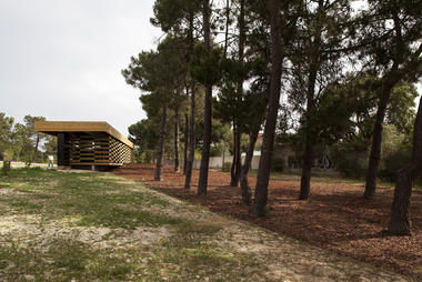Galeria de Pavilhão de apoio no Parque Aventura / PARATELIER  - 4