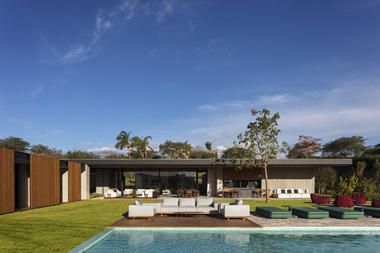 Casa Metálica / Matheus Farah + Manoel Maia Arquitetura