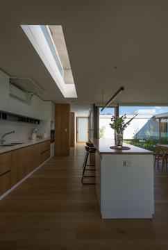 Galería de Patio con casa / Lescano-Puente arqs  - 8