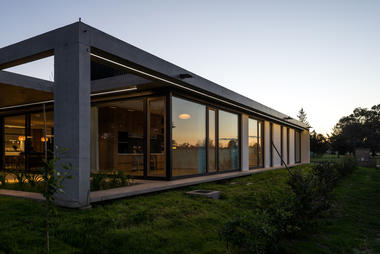 Galería de Patio con casa / Lescano-Puente arqs  - 2