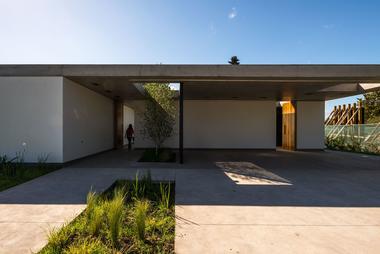 Galería de Patio con casa / Lescano-Puente arqs  - 11