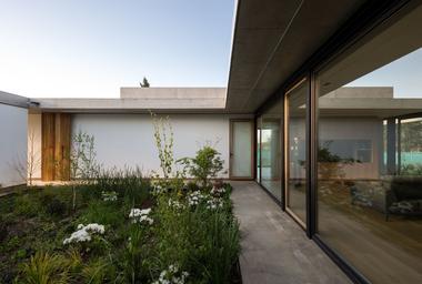 Galería de Patio con casa / Lescano-Puente arqs  - 3