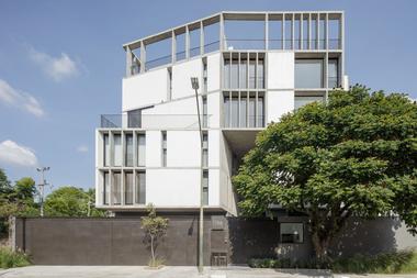 Edificio RD 1766 / em-estudio
