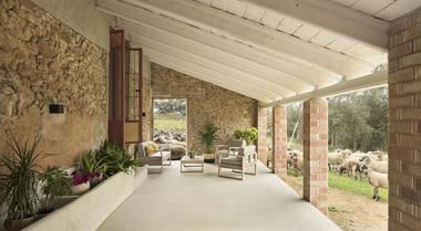 Rural House in Santa Eulalia / NeuronaLab