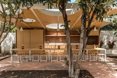 悬臂屋顶，果园休息室 / URLO Studio + Juan Ruiz + Amelia Tapia