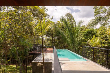 Galeria de Sol, sombra e água fresca: projetos de paisagismo em piscinas  - 2