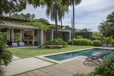 Galeria de Sol, sombra e água fresca: projetos de paisagismo em piscinas  - 11