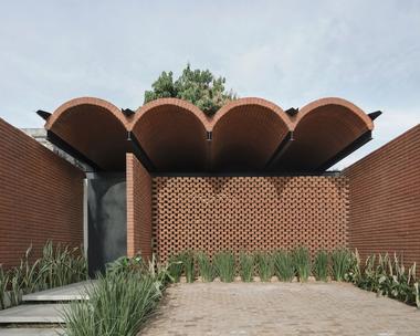 La casa intermedia / Equipo de Arquitectura