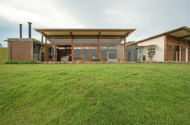 Rammed Earth House / Estudio Piloti Arquitetura + Stepan Norair Chahinian