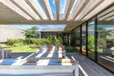 10 casas con pérgolas de hormigón en Argentina