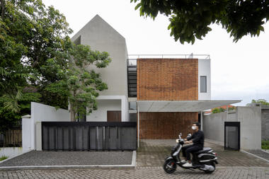 Griyoase House / Andyrahman Architect