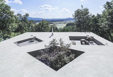 Casa de tejado inclinado  / BCHO Architects