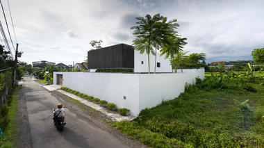 Rumah Bias / Adria Yurike Architects