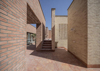The House of Numerous Yards / Ayeneh Office