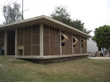 Galería de Guadalajara, México: un edificio comunitario de muros de bahareque y celosía de carrizo  - 38