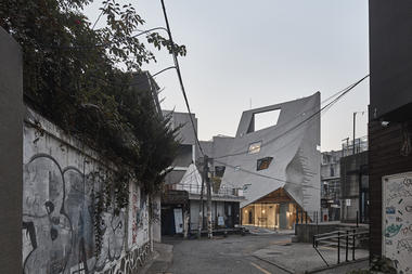 斜棱锥形混凝土建筑，Areuke 水疗中心 / Chiasmus Partners