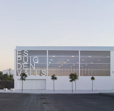 EsPuig d'en Valls Sports Centre / MCEA | Arquitectura