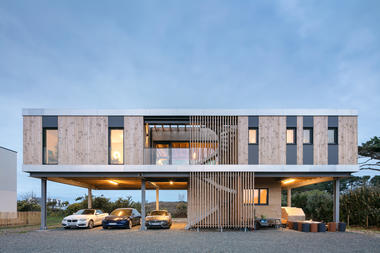 Casa sobre pilotes / B.HOUSSAIS Architecture
