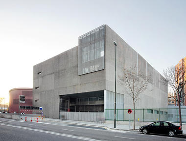 Sports Center and Indoor Pool / Alday Jover Arquitectura y Paisaje
