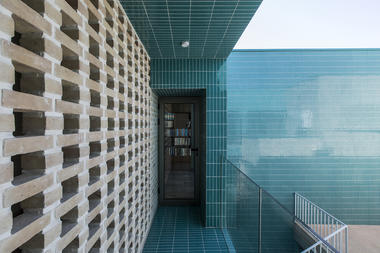 Blue-yard House / Ayeneh office