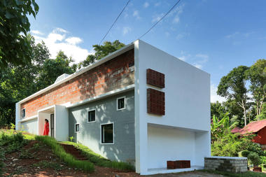 A Home in Between / Ego Design Studio