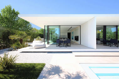 Jesolo Lido Beach Villa / JM Architecture
