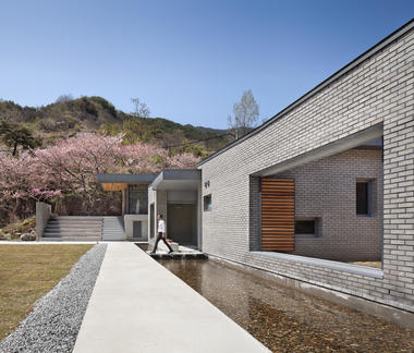 Casa Dois Pátios + Café Bridge 130 / Lee.haan.architects