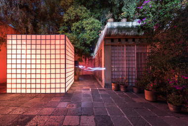 Luz y arquitectura: instalaciones exploran los jardines de la Casa Ortega de Luis Barragán