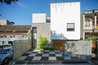 Fitted House / Bahtera Associates