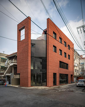 Three Planes Five Layers Apartment Building / Shammah Architects