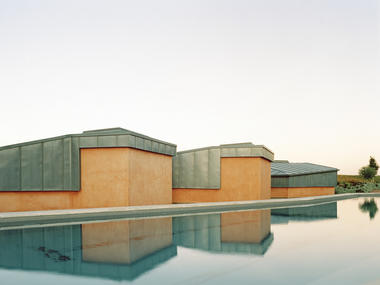 隐匿于山丘，Herdade da Cardeira 葡萄酒庄园 / EMBAIXADA arquitectura