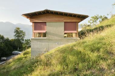 House in Vira Gambarogno / Viola Valsesia