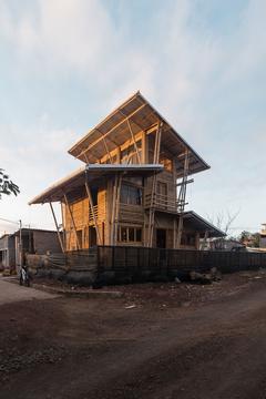 画廊 地域性住宅 / ESEcolectivo  - 13