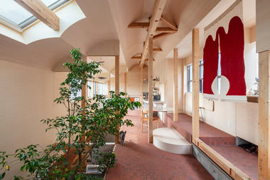  室内裸露地基，菊奈石坑屋 / atelierco