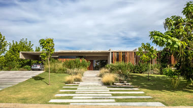 Casa Pilará / Besonias Almeida Arquitectos