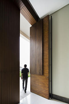 Gallery of How to Choose the Front Door of a House?  - 35