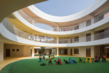 Between Square and Circle: Xinnan Kindergarten / Jin Niu 