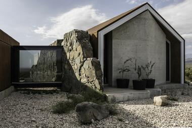 Casa de piedra / Estudio Alberto Tonconogy y Asociados