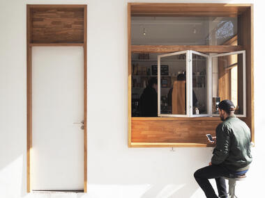 由保安亭改造的法式餐吧 RAC Coffee & Bar / 上海迈石建筑设计