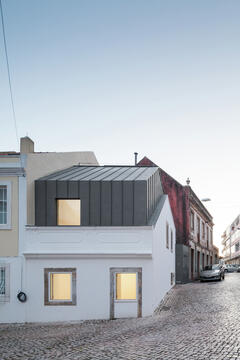 Family House Correnteza 21 / Humberto Conde Arquitectos