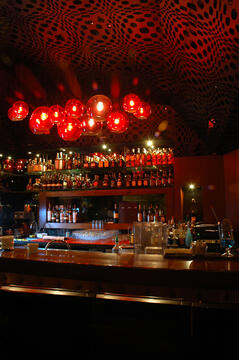 Bar Astrid y Gastón / Manuel Villa + Paula Castro