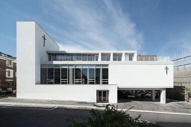 倾斜地形，新富川社区教堂 / Kode Architects