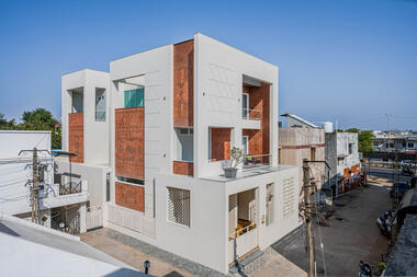 红砖与白墙交织的庭院住宅 / Manoj Patel Design Studio