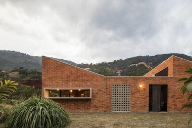 Casa en La Siria / Plan:b arquitectos
