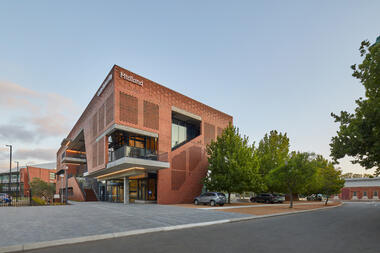 科廷大学米德兰校区，反应在地传统肌理 / Lyons Architects + Silver Thomas Hanley