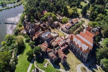 ¿Arquitectura sin arquitectos?: Campanópolis, la pequeña aldea medieval que nació del reciclado en Buenos Aires